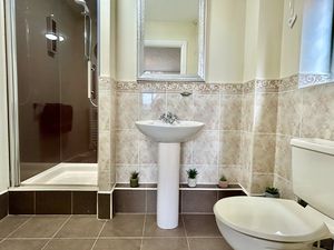 Master En-suite- click for photo gallery